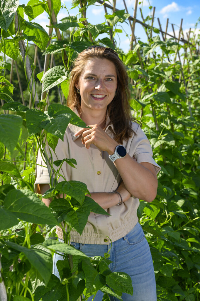 Loraine Westerneng in de Sociale Voedseltuin in Nieuwehorne