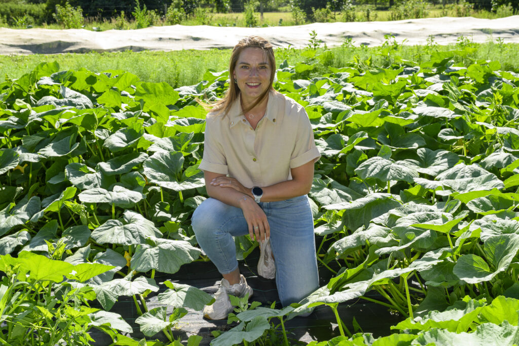 Loraine Westerneng in de Sociale Voedseltuin in Nieuwehorne