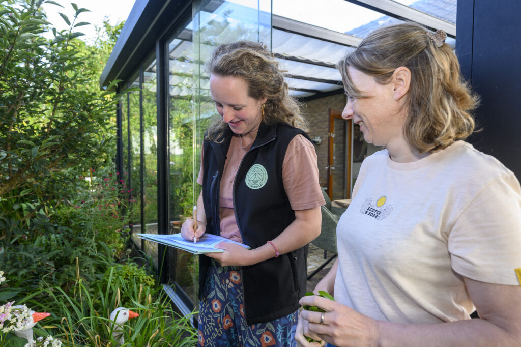 Tuinranger Manon Jensma geeft een tuinadvies op maat.