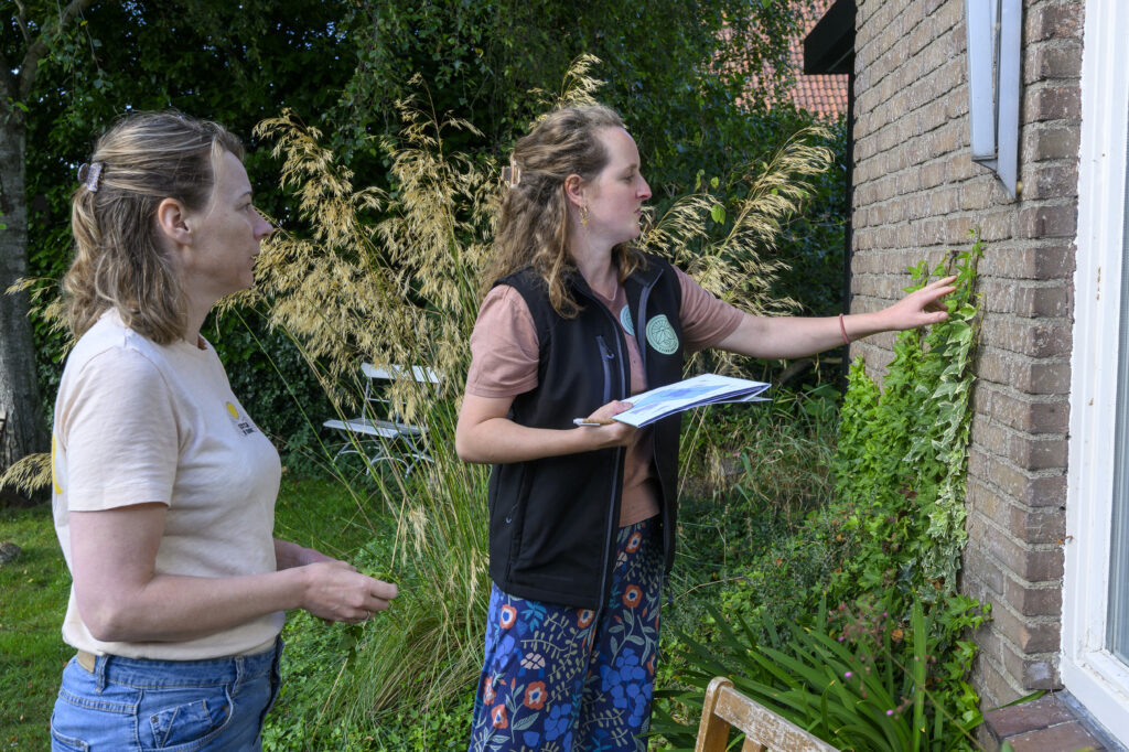 Tuinranger Manon Jensma adviseert over de tuininrichting.