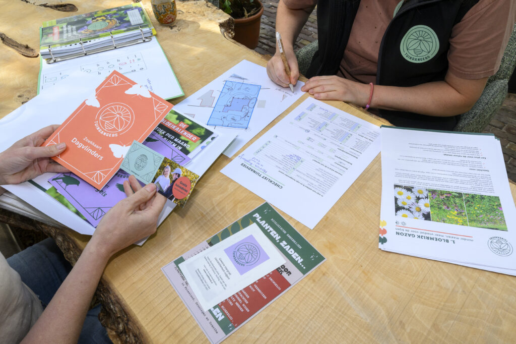 Aan de hand van een plattegrond van de tuin wordt gezamenlijk een plan gemaakt.